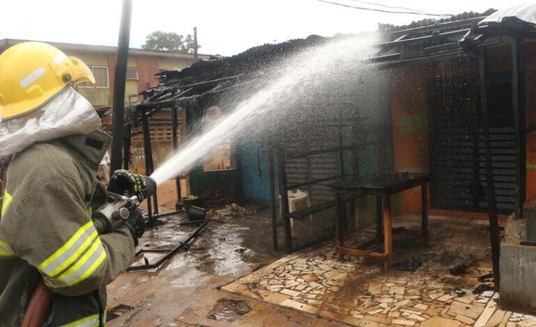 Mueren al menos 17 estudiantes en un incendio en un internado nigeriano