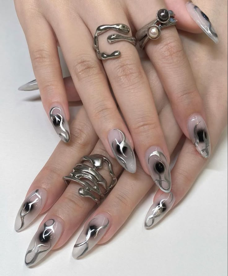 Uñas ahumadas con detalles metálicos - Pinterest