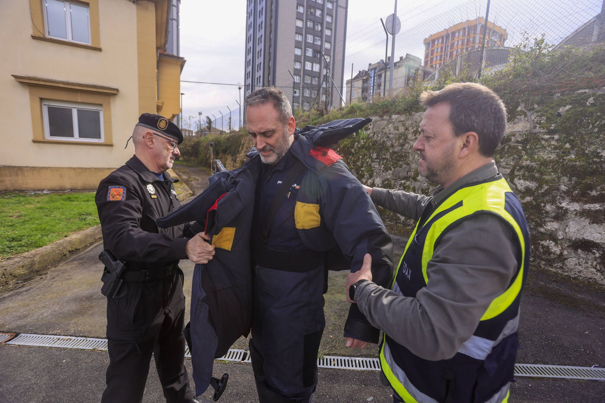 En imágenes: así opera el Tedax de la Policía Nacional en Oviedo