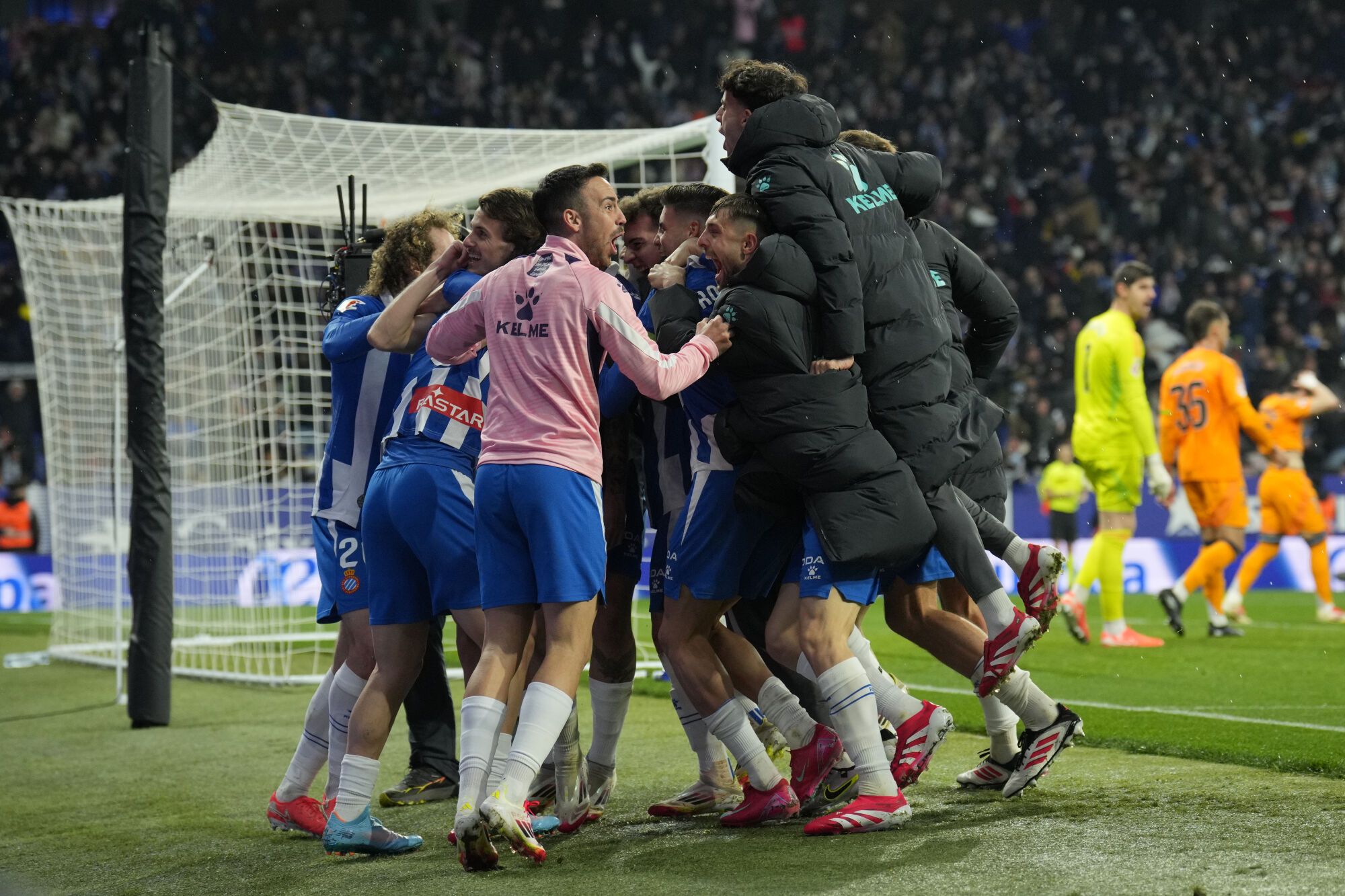 Cornellá - El Prat (Barcelona), 01/02/2025.- Los jugadores de Espanyol celebran el primer gol de su equipo durante el partido correspondiente al día 22 del estadio Lalig. Efe / Alejandro García