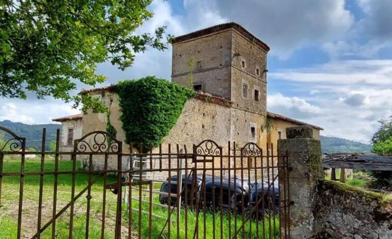 Primeros pasos para rehabilitar el palacio de Aramil, con reuniones, visitas y obras a la vista