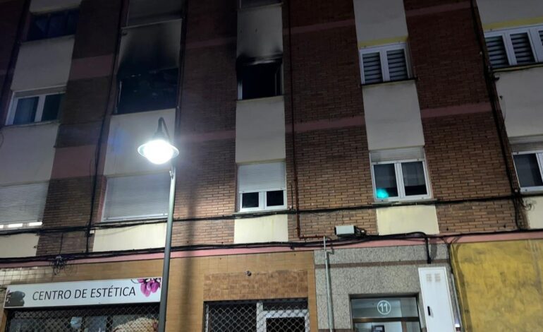 Una mujer salva su vida y la de su hija de tres años tras saltar por la ventana de su piso de La Calzada para huir del fuego