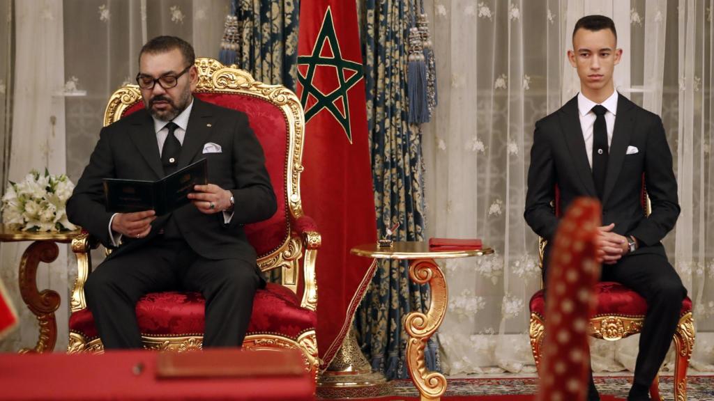 El rey de Marruecos, Mohamed VI, con sus hijos, Moulay Hassan y Lalla Khadija.