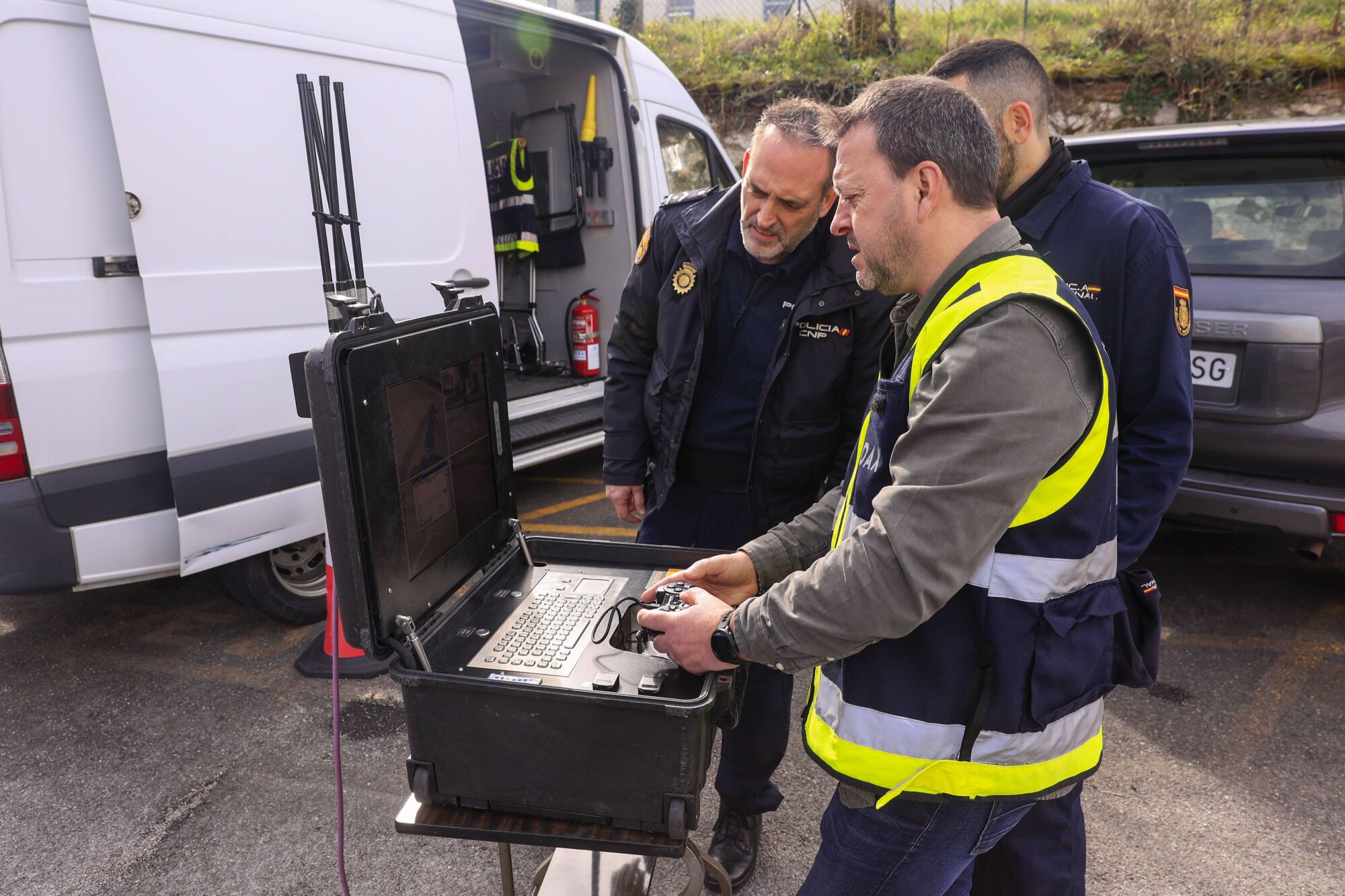 En imágenes: así opera el Tedax de la Policía Nacional en Oviedo