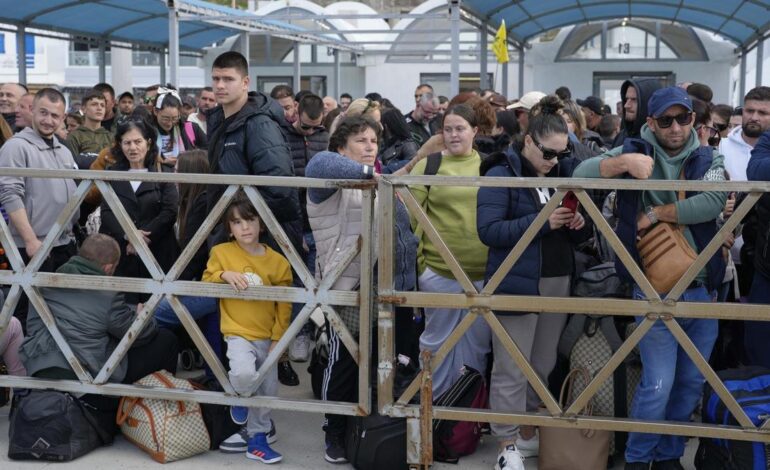 Unas 9.000 personas han abandonado Santorini por temor a la oleada de terremotos