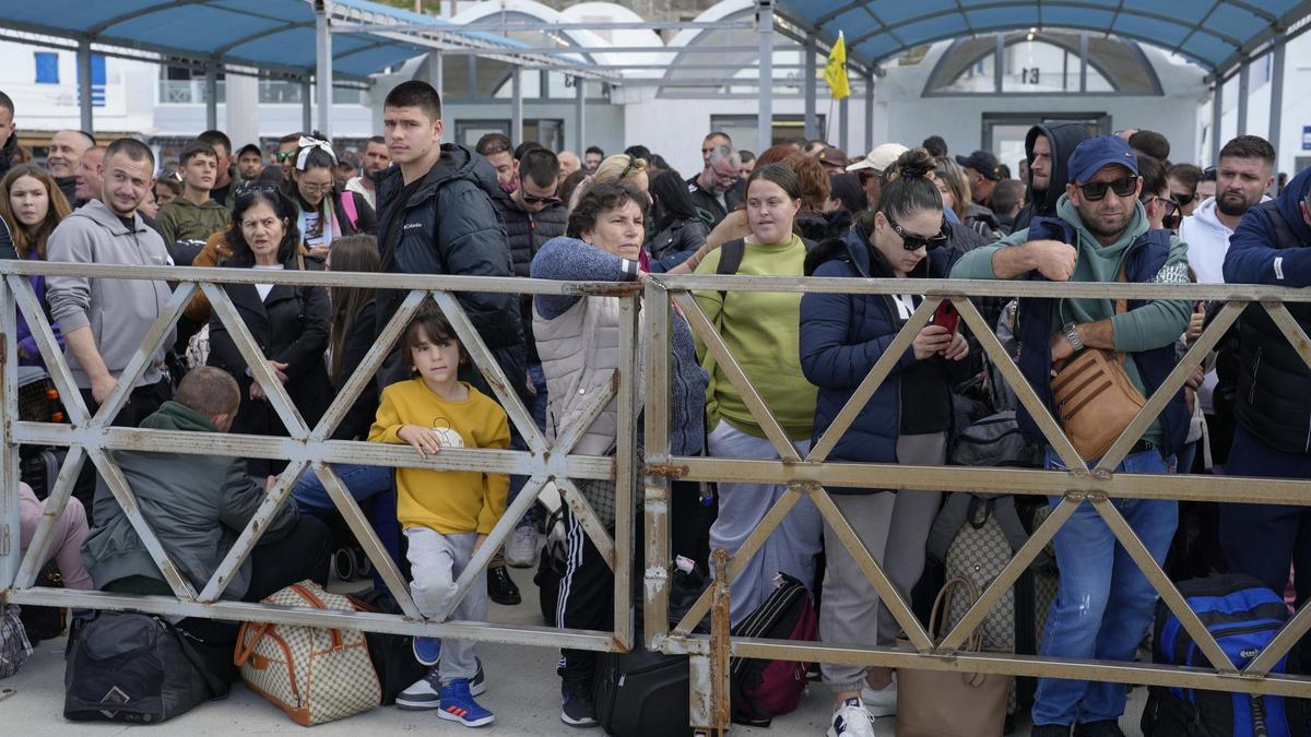 Unas 9.000 personas han abandonado Santorini por temor a la oleada de terremotos