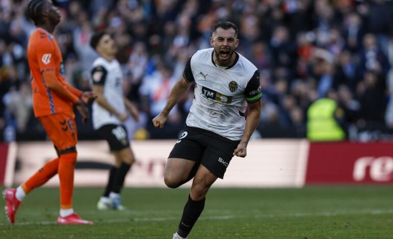 Luis Rioja y Javi Guerra mantienen las constantes vitales del Valencia ante el Celta