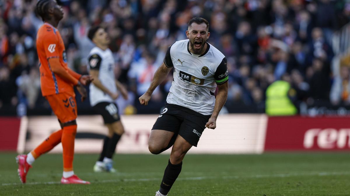 Luis Rioja y Javi Guerra mantienen las constantes vitales del Valencia ante el Celta