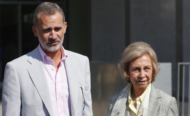 El significativo gesto del rey Felipe VI con la reina Sofía tras ser ayudada a bajar las escaleras en público