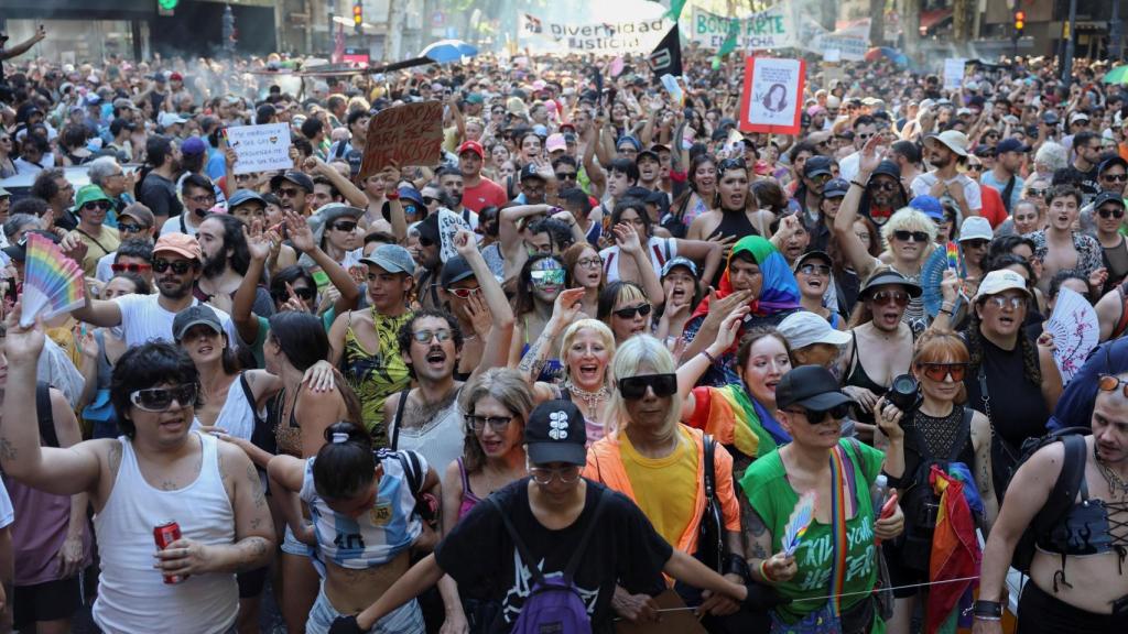 Los manifestantes marchan en apoyo de la comunidad LGBT para protestar contra el presidente argentino Javier Milei el 1 de febrero de 2025 en Buenos Aires, Argentina.