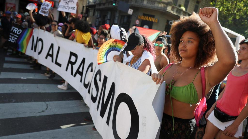 Manitistas en la cabeza anti -racista de las protestas del 1 de febrero de 2025 en Buenos Aires, Argentina