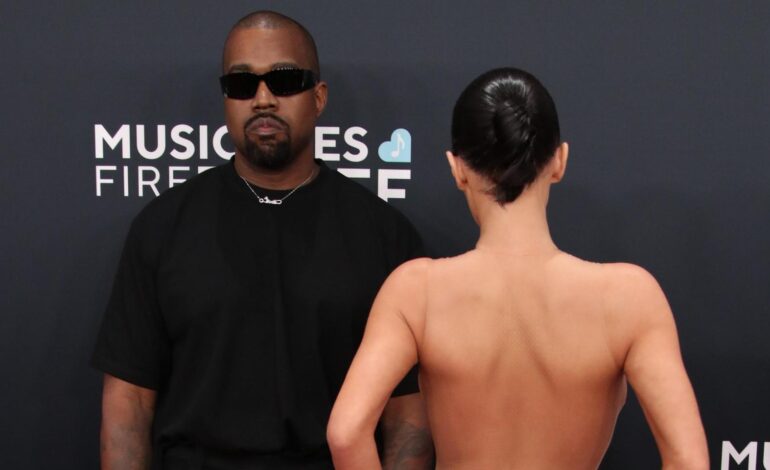 Kanye West y Bianca Censori, expulsados de los Grammy después de que ella posara desnuda en la alfombra roja