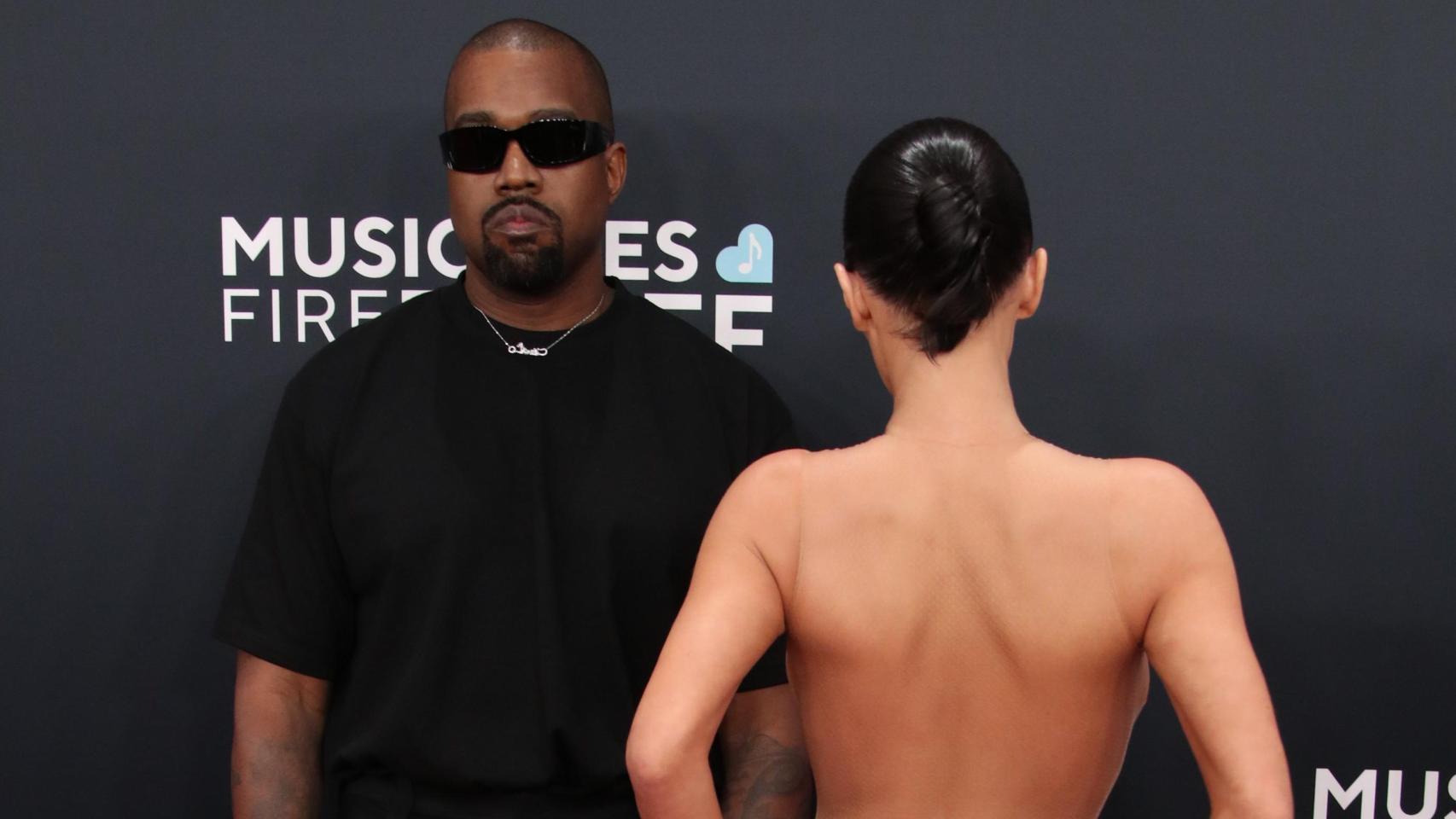 Kanye West y Bianca Censori, expulsados de los Grammy después de que ella posara desnuda en la alfombra roja