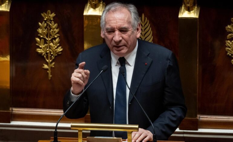 Bayrou toma oxígeno al fracasar las dos mociones de censura contra él: logró sacar adelante su presupuesto sin votarlo