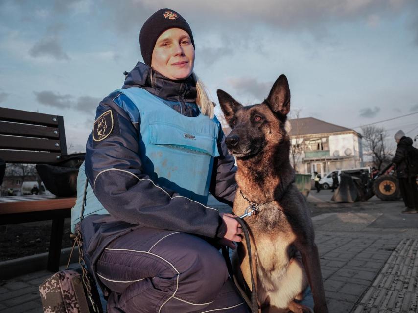 Valentina y su perro Mila, especializados en la búsqueda de cadáveres entre los escombros, trabajan en las cercanías del Ayuntamiento de Izyum, bombardeados por Rusia con un misil balístico.