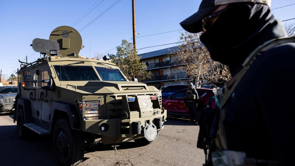 Los agentes federales, incluido el control de inmigración y aduana, el FBI y la policía de HSI realizan en el complejo de apartamentos Cedar Run en Denver, Colorado, EE. UU. UU., El 5 de febrero de 2025.