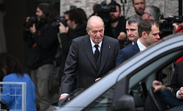 El emérito Juan Carlos da el último adiós a su íntimo amigo el Aga Khan IV en un funeral privado en Lisboa