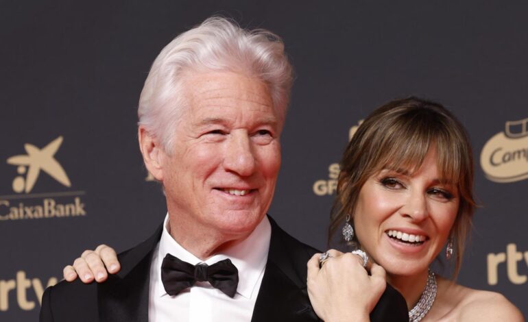 El piropazo de Richard Gere a su mujer, Alejandra Silva, en la alfombra roja de los Goya