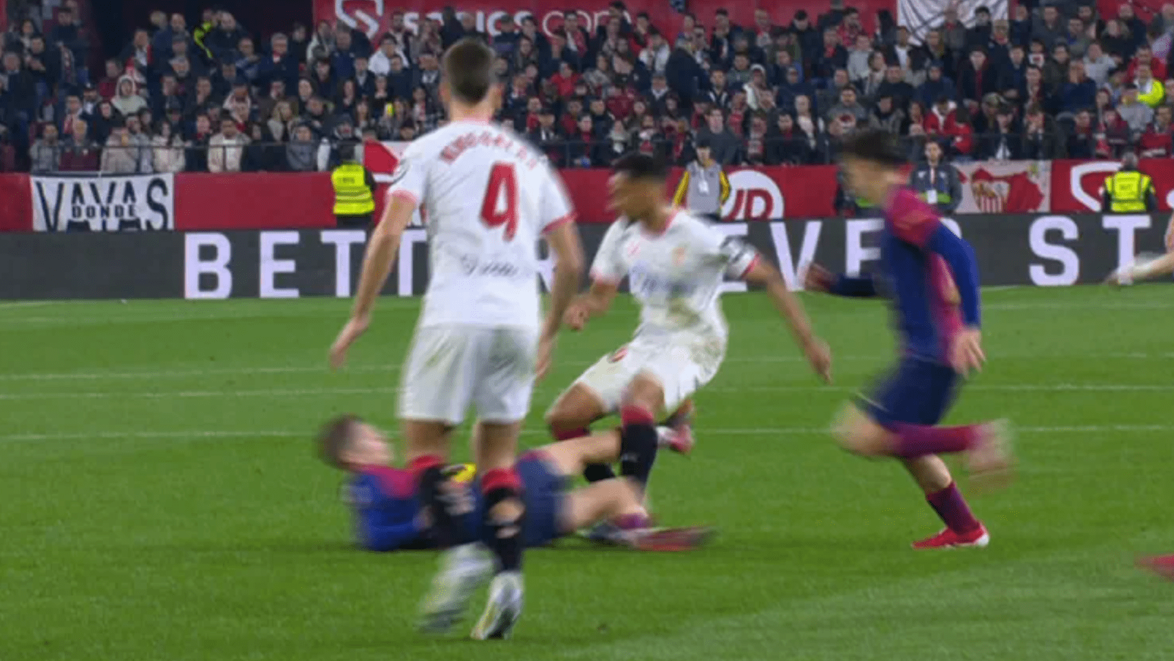 Así fue la dura entrada de Fermín que fue expulsado ante el Sevilla tras la ayuda del VAR