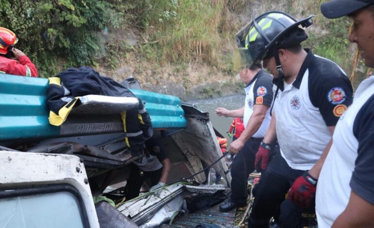 al menos 30 muertos tras caer un autobús desde un puente