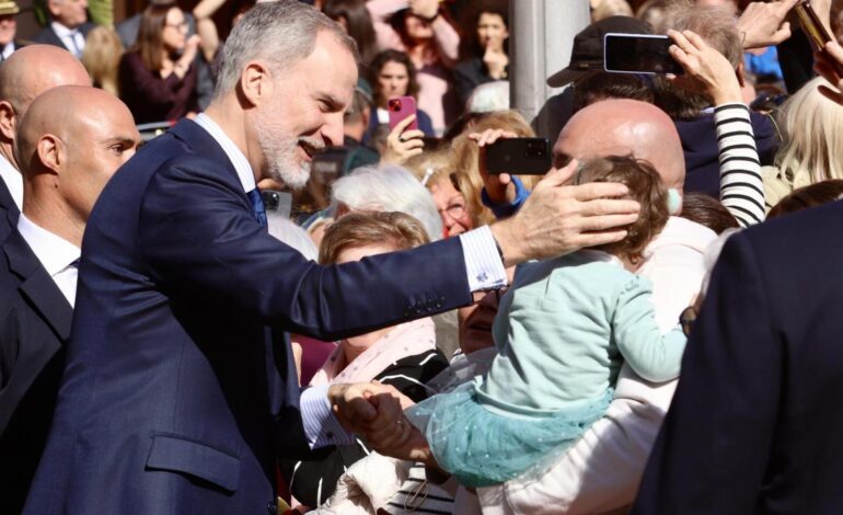 El espontáneo gesto paternal que Felipe VI ha protagonizado con un niño durante el tributo a Rafael Altamira en Alicante