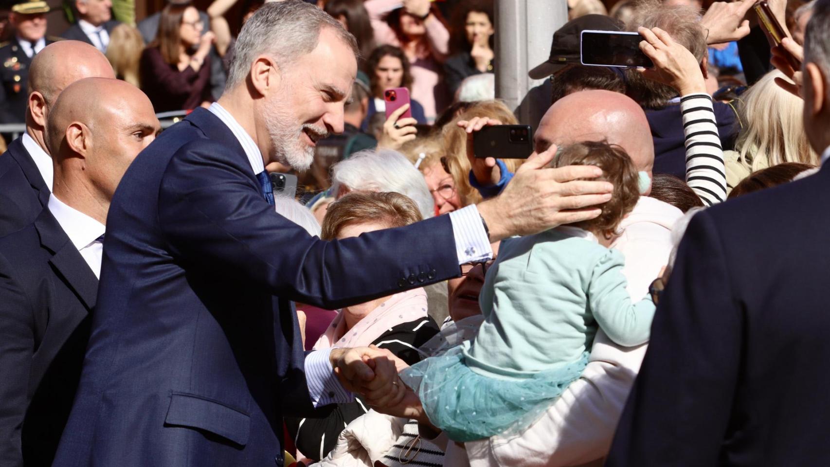 El espontáneo gesto paternal que Felipe VI ha protagonizado con un niño durante el tributo a Rafael Altamira en Alicante