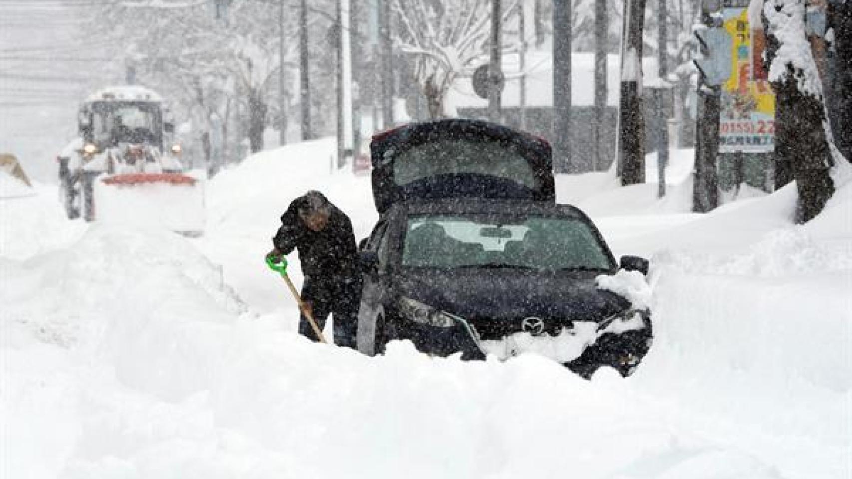 Al menos 12 muertos y más de 150 heridos en Japón por la ola de frío más intensa del invierno y las fuertes nevadas