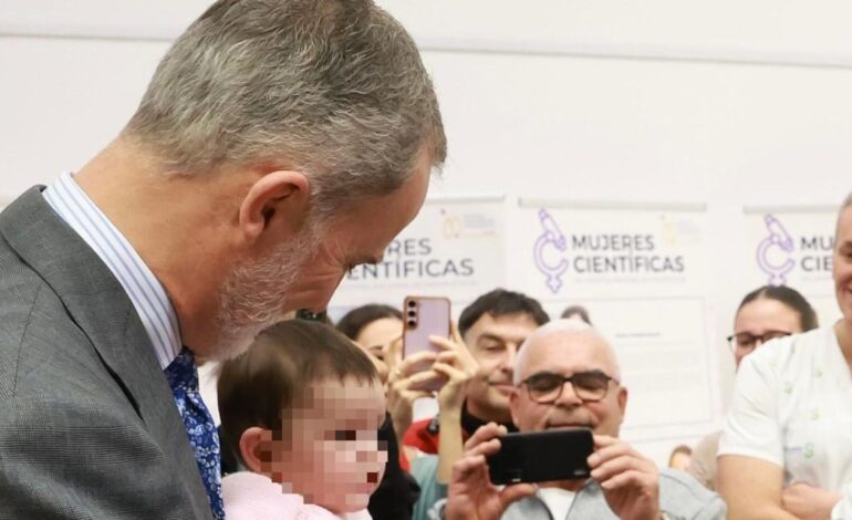 La cariñosa imagen del rey Felipe VI sosteniendo en brazos a una bebé en el Hospital de Parapléjicos de Toledo