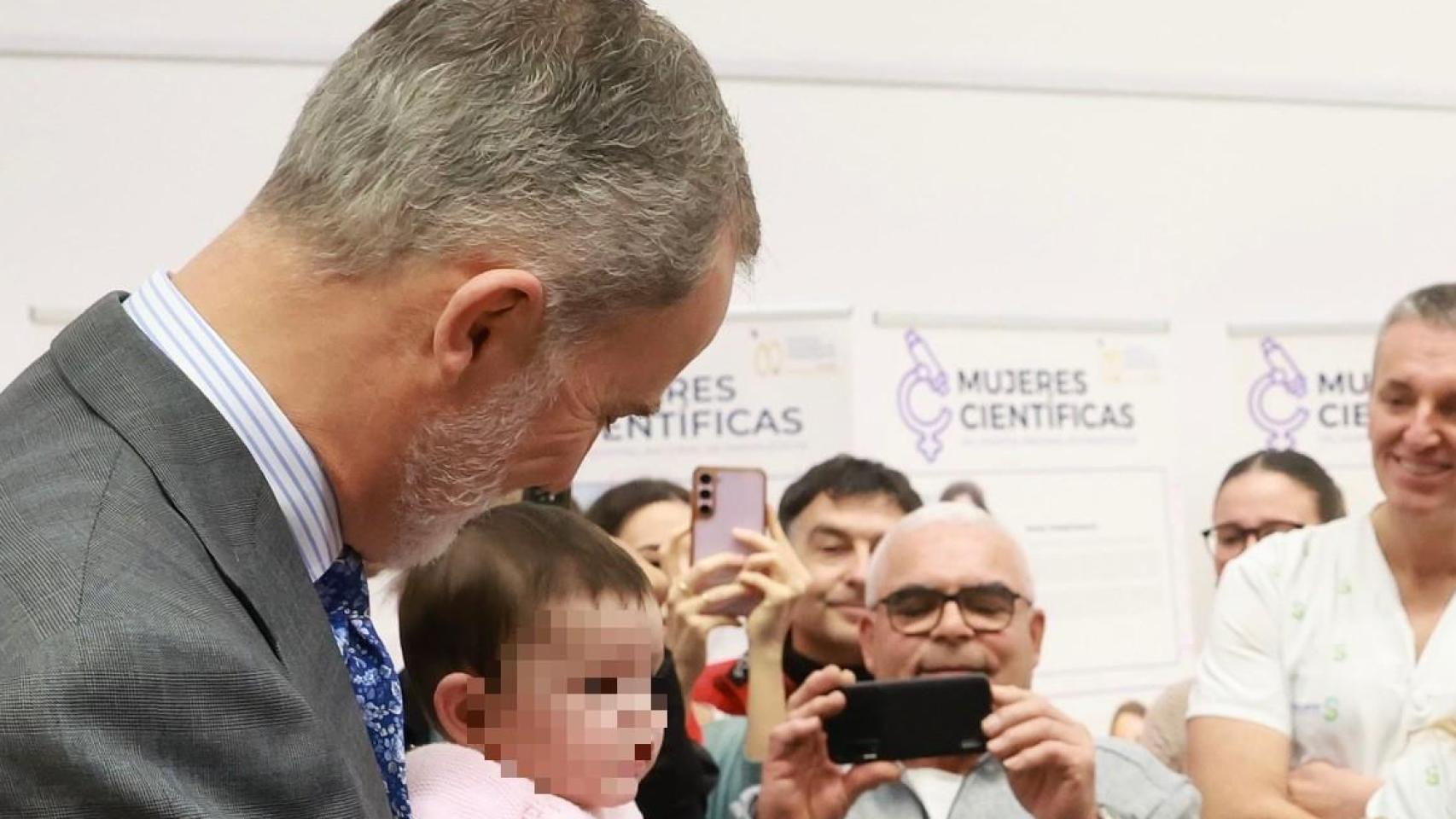 La cariñosa imagen del rey Felipe VI sosteniendo en brazos a una bebé en el Hospital de Parapléjicos de Toledo