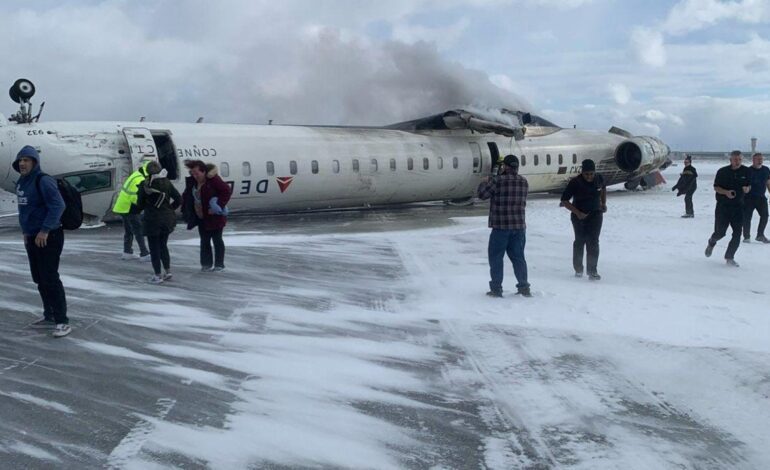 Al menos 15 heridos al volcar un avión de pasajeros de la compañía Delta al aterrizar en el aeropuerto de Toronto