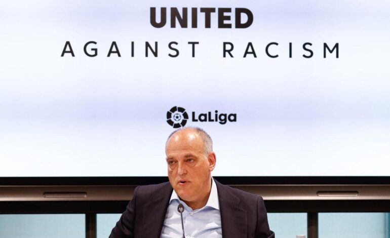 Tebas, denunciado por «acoso», «racismo» y «desplazamientos patrimoniales» en el museo de camisetas de LaLiga