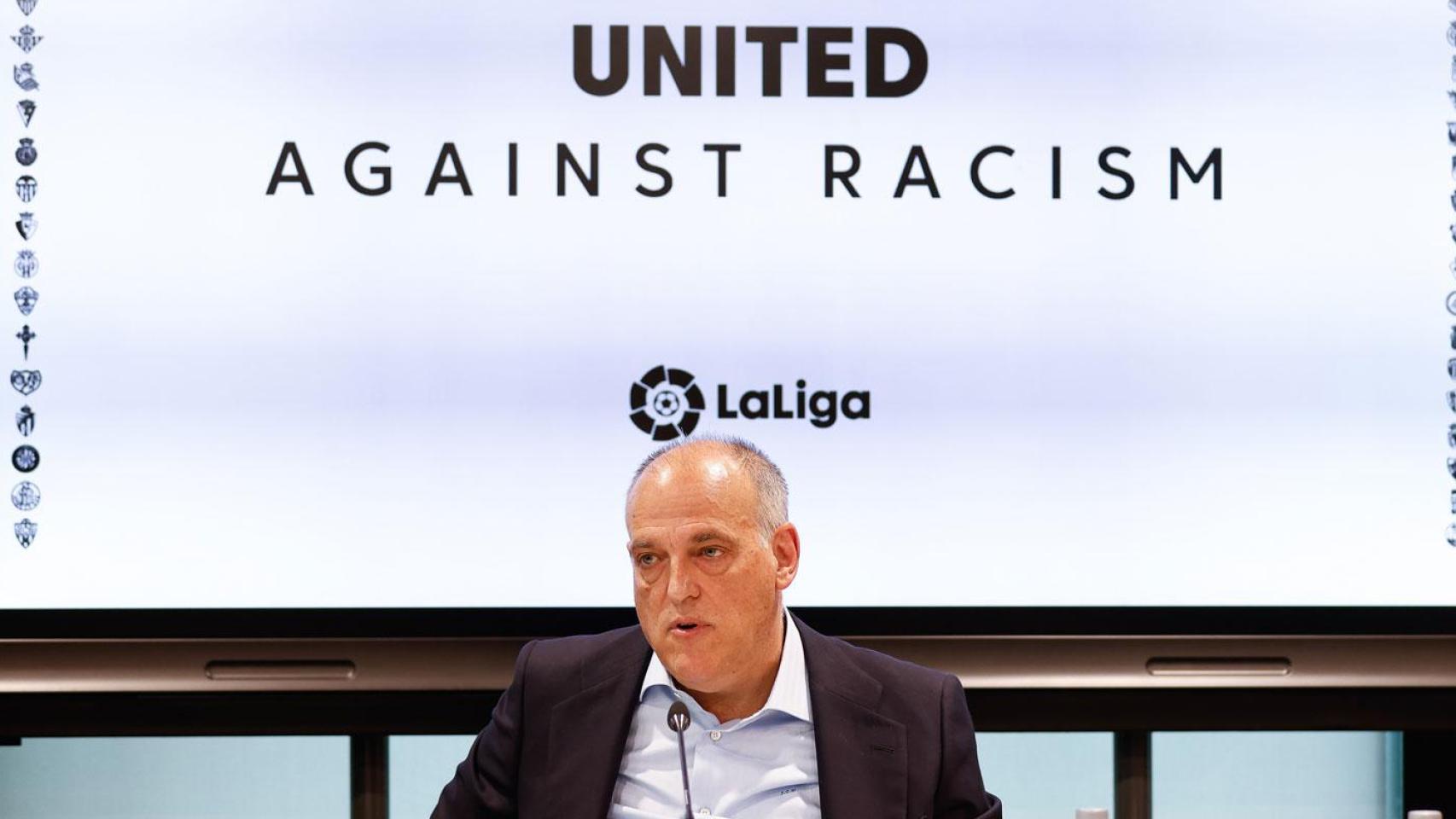 Tebas, denunciado por «acoso», «racismo» y «desplazamientos patrimoniales» en el museo de camisetas de LaLiga