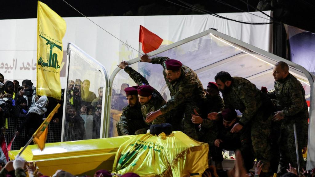 La gente intenta tocar el ataúd de Hasan Nasralá, líder de Hezbolá, en Beirut.