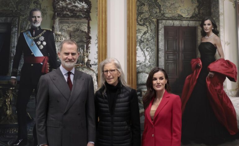 Felipe VI y Letizia posan frente a los icónicos retratos de Annie Leibovitz en el Banco de España