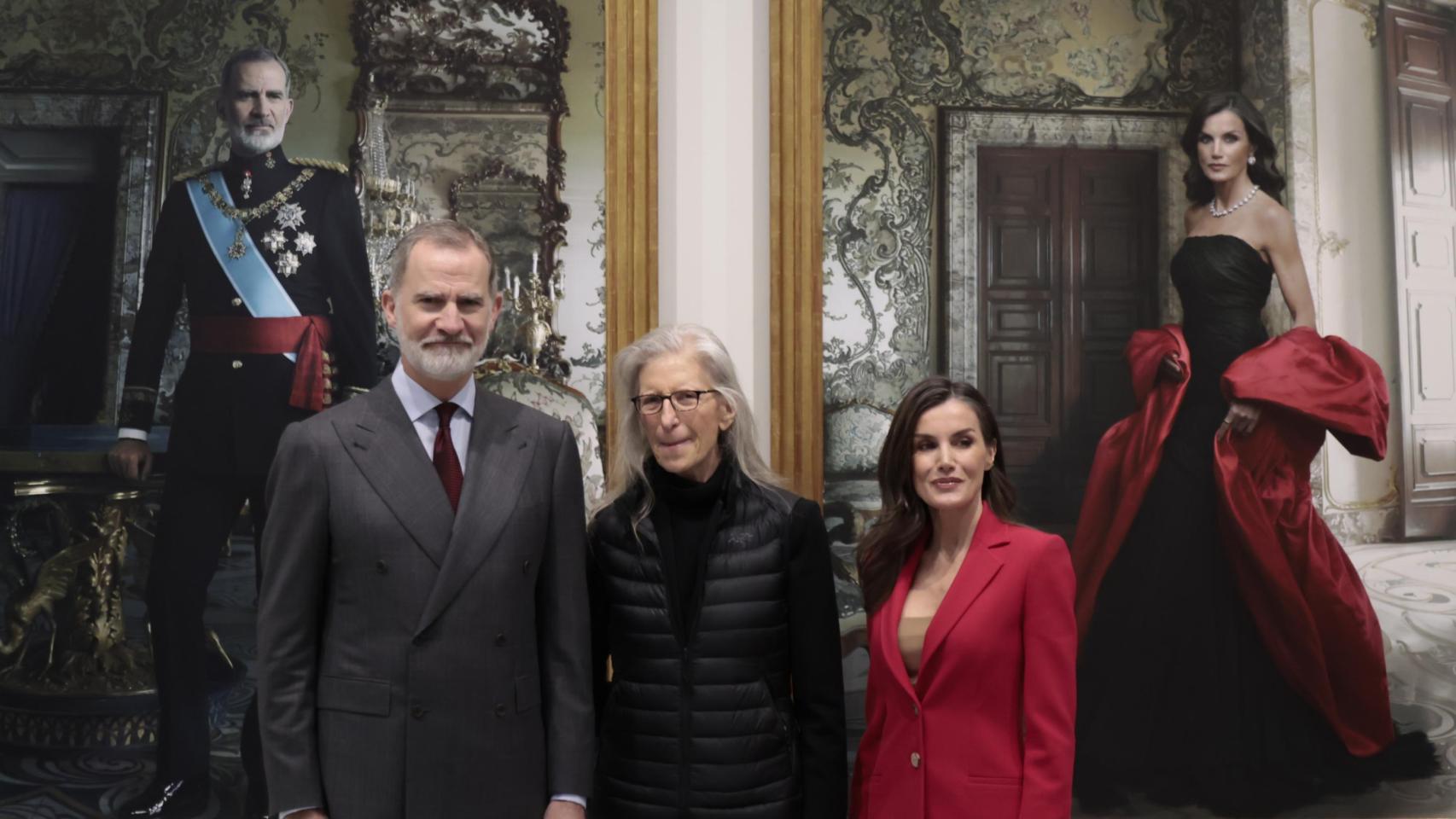 Felipe VI y Letizia posan frente a los icónicos retratos de Annie Leibovitz en el Banco de España