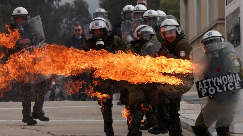 Cóctel Molotov arrojado sobre la policía griega.