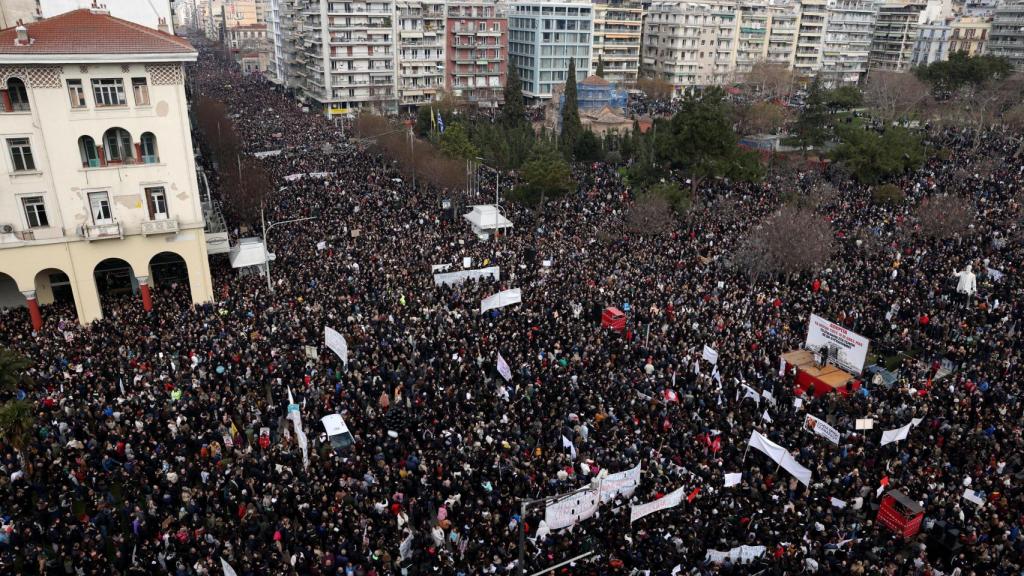 Otra imagen de protestas masivas en Atenas.