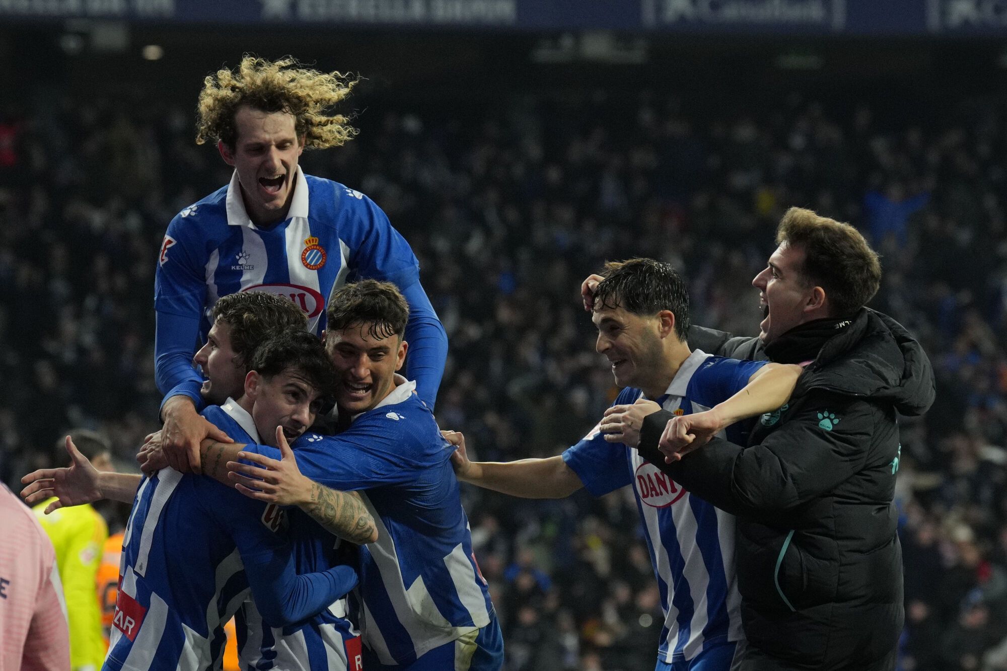 Cornellá - El Prat (Barcelona), 01/02/2025.- Los jugadores de Espanyol celebran el primer gol de su equipo durante el partido correspondiente al día 22 del estadio Lalig. Efe / Alejandro García