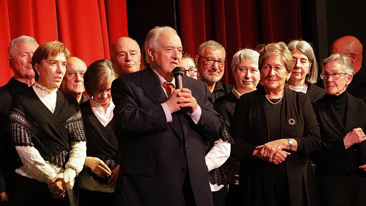 Emotivo homenaje a la trayectoria de Salvador Cuervo en el Teatro Prendes de Candás