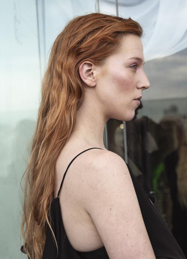 Un modelo con ondas de textura en el desfile de bibancia. Foto: Kristen Wicce.