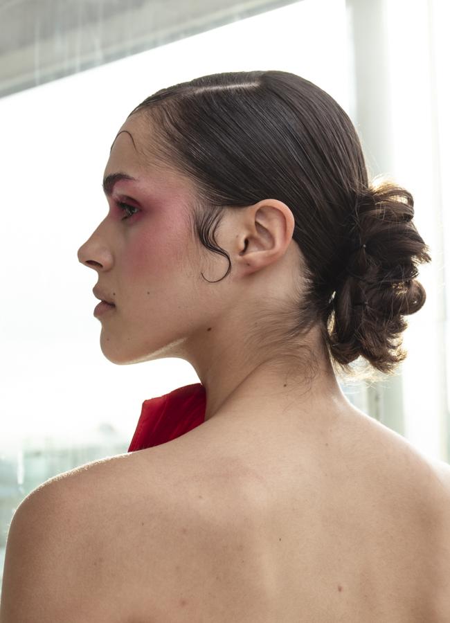 Un modelo con cabello pulido y bebés APRA El desfile del estudio Serra. Foto: Kristen Wicce.