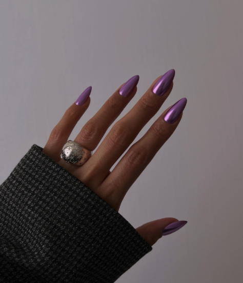 Manicura en tonos futuristas y llamativos - @Overglowitis