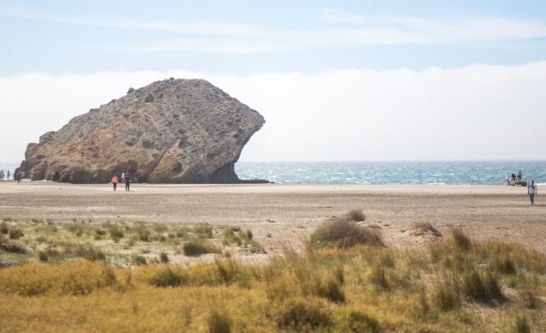 Paisajes, silencio, gastronomía e incluso playa: Cabo de Gata también es para el invierno | Escapadas por España | El Viajero