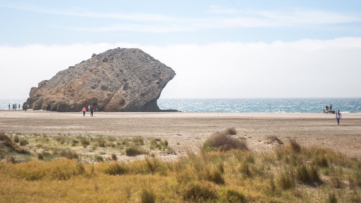 Paisajes, silencio, gastronomía e incluso playa: Cabo de Gata también es para el invierno | Escapadas por España | El Viajero