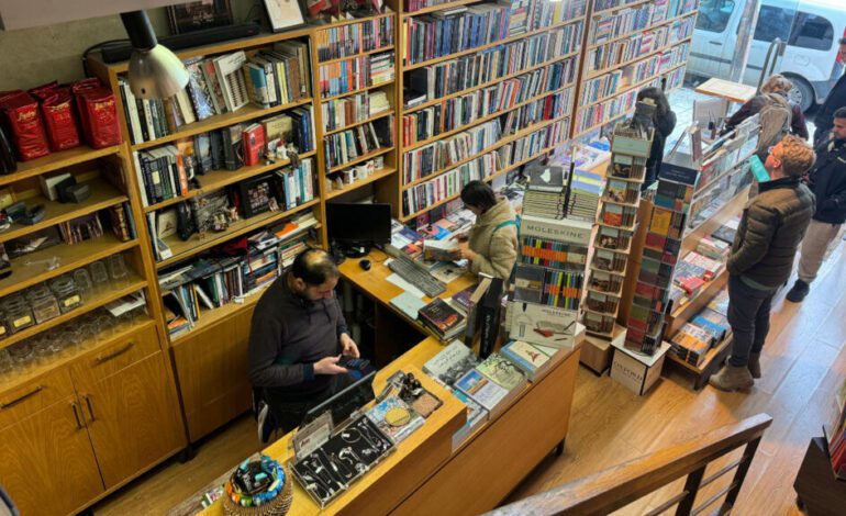 "No nos asustarán": Israel confisca libros y arresta al dueño de una librería palestina en Jerusalén