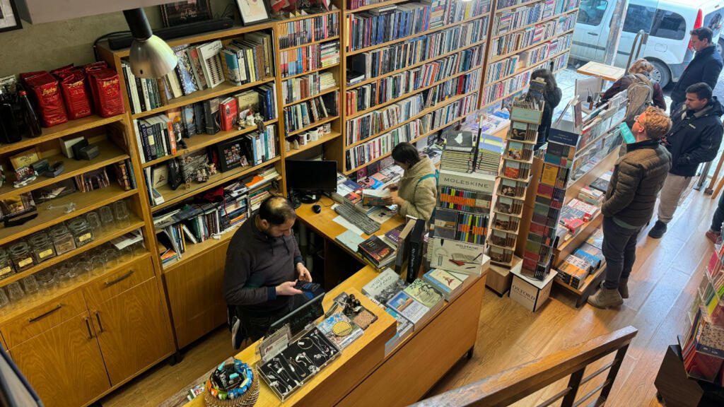 "No nos asustarán": Israel confisca libros y arresta al dueño de una librería palestina en Jerusalén