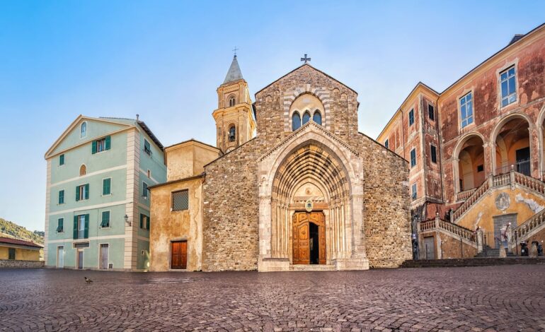 De Italia a Francia en 30 minutos: conociendo Ventimiglia y Menton gracias a un corto viaje en tren | Escapadas por Europa | El Viajero