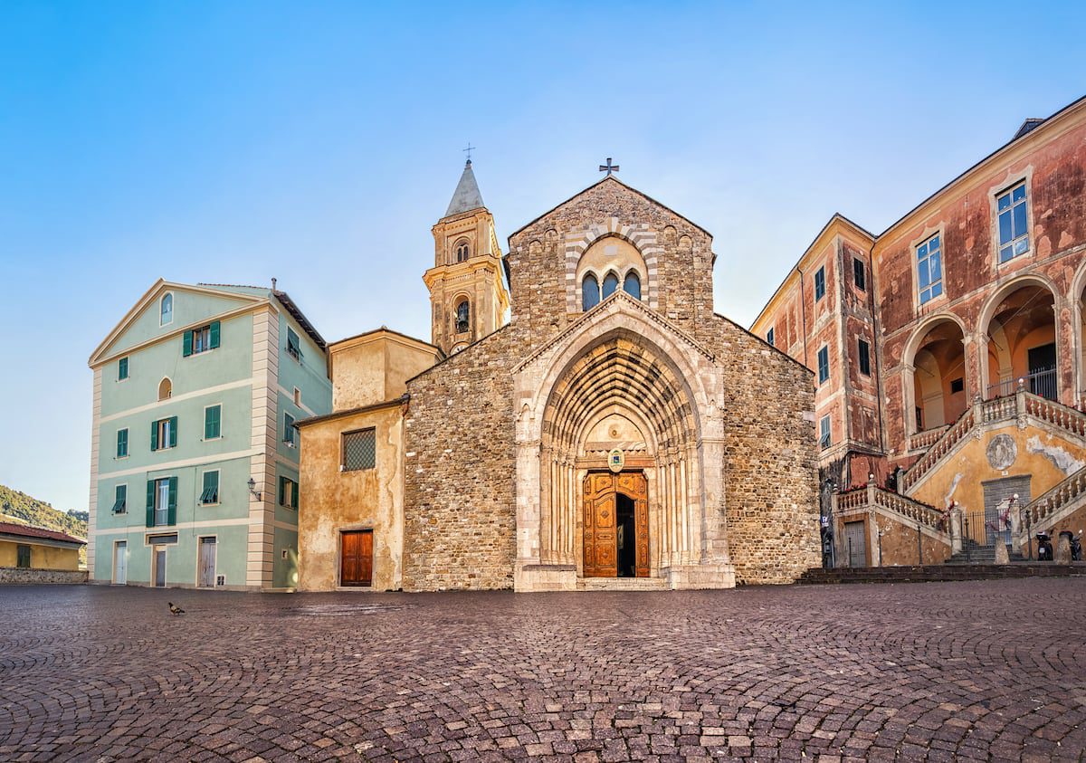 De Italia a Francia en 30 minutos: conociendo Ventimiglia y Menton gracias a un corto viaje en tren | Escapadas por Europa | El Viajero