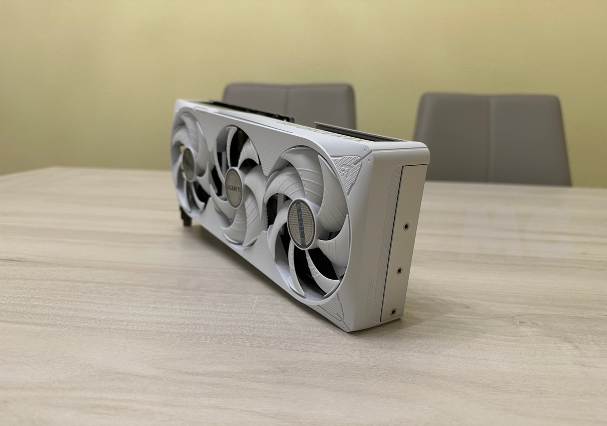 GeForce RTX 5070 Ti EAGLE OC ICE SFF 16G