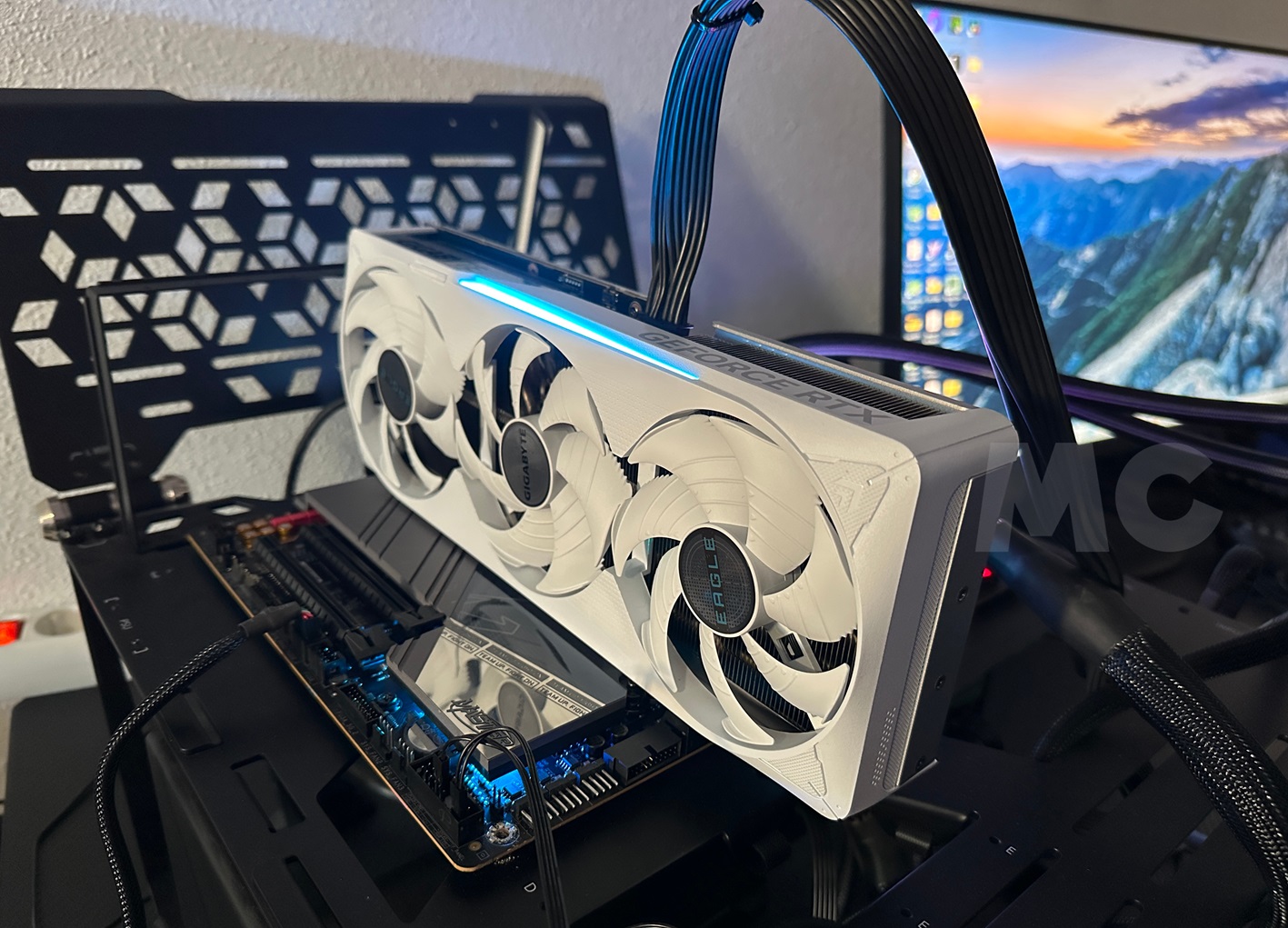 GeForce RTX 5070 Ti EAGLE OC ICE SFF 16G